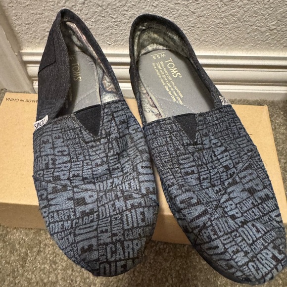 TOMS Women’s Black Slip-On Shoes Carpe Diem Sz 5.5 - Picture 2 of 6
